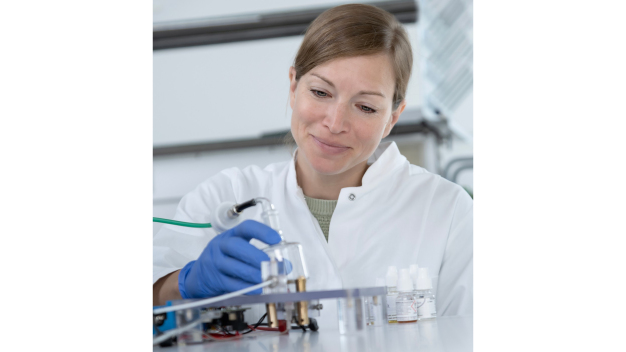 Zusammen mit ihrem Team am Fraunhofer ITEM hat Dr. Stefanie Scheffler EVape entwickelt. Das portable Gerät kann dabei helfen, Verbraucher von E-Liquids vor gesundheitlichen Risiken zu schützen. © Fraunhofer ITEM, Ralf Mohr / Dr. Stefanie Scheffler developed EVape in collaboration with her team at Fraunhofer ITEM. The portable device can help protect consumers of e-liquids from health risks. © Fraunhofer ITEM, Ralf Mohr Zusammen mit ihrem Team am Fraunhofer ITEM hat Dr. Stefanie Scheffler EVape entwickelt. Das portable Gerät kann dabei helfen, Verbraucher von E-Liquids vor gesundheitlichen Risiken zu schützen. © Fraunhofer ITEM, Ralf Mohr / Dr. Stefanie Scheffler developed EVape in collaboration with her team at Fraunhofer ITEM. The portable device can help protect consumers of e-liquids from health risks. © Fraunhofer ITEM, Ralf Mohr