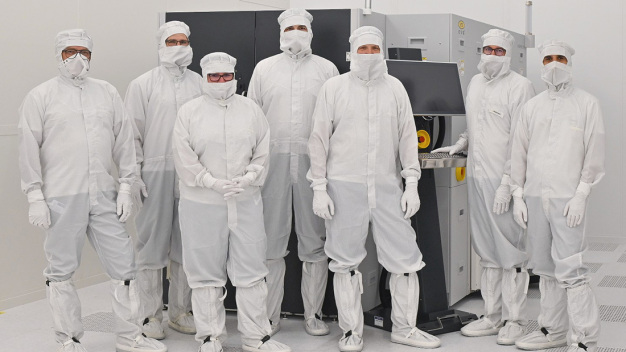 Mitarbeitende von EV Group und des Fraunhofer IZM-ASSID neben einem vollautomatischen EVG®850 DB UV-Laser-Debonding- und Reinigungssystem, installiert im neu eröffneten Center for Advanced CMOS and Heterointegration Saxony (CEASAX) von Fraunhofer in Dresden, Deutschland. [Vin links nach recths: Gerald Silberer, Regional Sales Director Europe (EV Group), Dr. Andreas Gang, Group Leader Pre-Assembly / Wafer Bonding (Fraunhofer IZM-ASSID), Dr. Manuela Junghähnel, Site Manager (Fraunhofer IZM-ASSID), Markus Wimplinger, Corporate Technology Development & IP Director (EV Group), Andreas Pichler, Regional Sales Manager Europe (EV Group), Robert Wendling, Technical Assistant Wafer Bonding (Fraunhofer IZM-ASSID), Dr. Frank Windrich, Deputy Site Manager (Fraunhofer IZM-ASSID)]. © Fraunhofer IZM | Silvia Wolf / EV Group and Fraunhofer IZM-ASSID personnel next to an EVG®850 DB fully automated UV laser debonding and cleaning system installed in Fraunhofer’s newly established Center for Advanced CMOS and Heterointegration Saxony (CEASAX) in Dresden, Germany. [From left to right: Gerald Silberer, Regional Sales Director Europe (EV Group), Dr. Andreas Gang, Group Leader Pre-Assembly / Wafer Bonding (Fraunhofer IZM-ASSID), Dr. Manuela Junghähnel, Site Manager (Fraunhofer IZM-ASSID), Markus Wimplinger, Corporate Technology Development & IP Director (EV Group), Andreas Pichler, Regional Sales Manager Europe (EV Group), Robert Wendling, Technical Assistant Wafer Bonding (Fraunhofer IZM-ASSID), Dr. Frank Windrich, Deputy Site Manager (Fraunhofer IZM-ASSID)]. © Fraunhofer IZM | Silvia Wolf