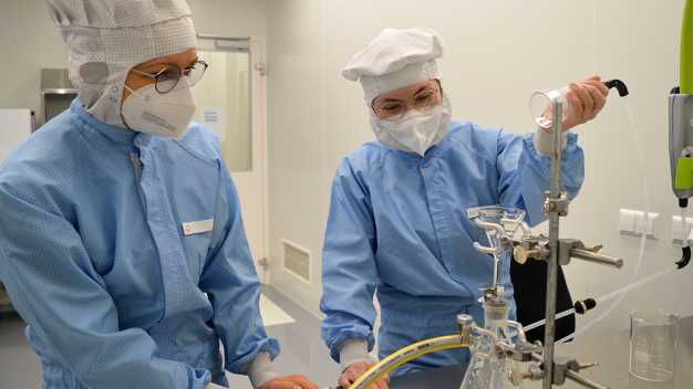 Doktorandin Emma-Elena Bratge und BA-Studentin Sofie Runnebohm bei der Mikroplastikanalsye im Reinraum im Forum Technik der PHWT - Anuschka Bacic