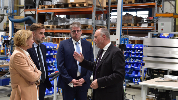 Besichtigung der neuen Werkserweiterung (v.l.n.r. Paulette Lenert, Gesundheitsministerin Luxemburg; Franz Fayot, Wirtschaftsminister Luxemburg; Romain Wester, Bürgermeister Hosingen; Luc Provost, CEO B Medical Systems)