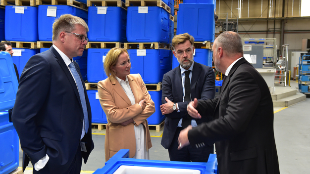 Produktvorstellungen auf der Werksbesichtigung (v.l.n.r. Romain Wester, Bürgermeister Hosingen; Paulette Lenert, Gesundheitsministerin Luxemburg; Franz Fayot, Wirtschaftsminister Luxemburg; Luc Provost, CEO B Medical Systems)