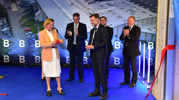 Feierliche Einweihung der neuen Werkserweiterung mit der Gesundheitsministerin und dem Wirtschaftsminister von Luxemburg (v.l.n.r. Paulette Lenert, Gesundheitsministerin Luxemburg; Romain Wester, Bürgermeister Hosingen; Franz Fayot, Wirtschaftsminister Luxemburg; Mario Treinen, COO B Medical Systems; Luc Provost, CEO B Medical Systems)