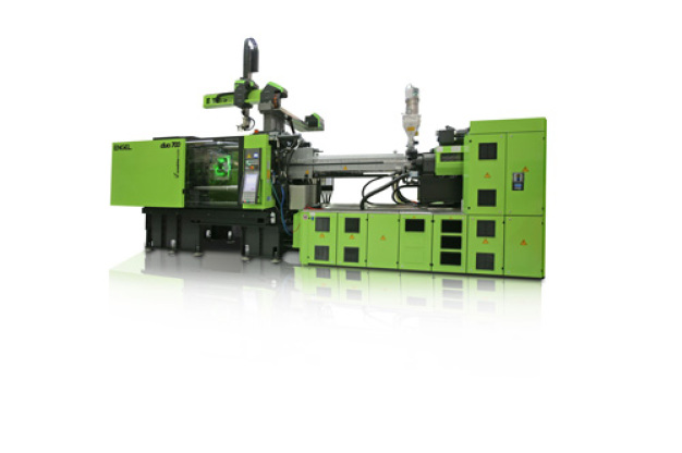 Im Zusammenspiel mit einem integrierten Engel viper Roboter schöpft die Engel duo Großmaschine bei der Herstellung von Paletten sämtliche Effizienzpotenziale aus. Da Roboter und Maschine auf ein- und dieselbe Datenbasis zugreifen, stimmen sie ihre Bewegungen aufeinander ab und reduzieren so die Zykluszeit. / In cooperation with an integrated Engel viper robot, the large Engel duo machine exploits every ounce of efficiency potential when making pallets. As the robot and the machine access the same database, their movements are coordinated with one another and therefore reduce the cycle time.