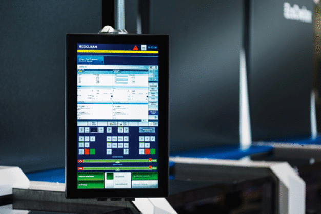 Auf dem 19 Zoll großen Flatscreen-Bildschirm (HMI) des neuen, intuitiven Bedienpanels wird jedes Modul der Anlage in einer Komplettübersicht, ähnlich wie auf einem Smartphone, separat und übersichtlich dargestellt. (Bildquelle: Ecoclean GmbH)