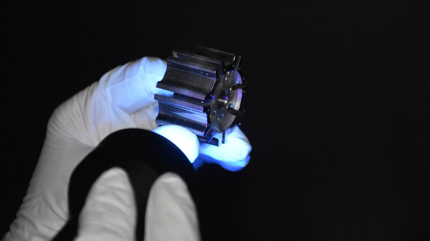Für den Nachweis von Restpartikeln ist in das High Purity-Test Center eine Dunkelkammer mit UV-Lichtquelle integriert. (Bildquelle: Ecoclean GmbH) / To detect residual particles, the High Purity Test Center also features a darkroom with a UV light source. (Photo credit: Ecoclean GmbH)