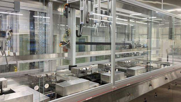 Bei einer großen Materialvielfalt, hohen Durchsatzanforderungen und Sauberkeitsspezifikationen entsprechend Grade 2 und 1 sind Mehrbad-Ultraschallreinigungsanlagen durch beliebig kombinierbare Reinigungs- und Spülstationen – auch mit unterschiedlichen Reinigungsmedien und Spülwasserqualitäten – eine optimale Lösung. (Bildquelle: Ecoclean) / In cases with a wide variety of materials, high throughput requirements and cleanliness specifications corresponding to Grades 2 and 1, multi-bath ultrasonic cleaning systems are an optimum solution. The cleaning and rinsing stations can be freely combined, allowing even the use of different cleaning media and qualities of rinsing water. (Photo credit: Ecoclean) Bei einer großen Materialvielfalt, hohen Durchsatzanforderungen und Sauberkeitsspezifikationen entsprechend Grade 2 und 1 sind Mehrbad-Ultraschallreinigungsanlagen durch beliebig kombinierbare Reinigungs- und Spülstationen – auch mit unterschiedlichen Reinigungsmedien und Spülwasserqualitäten – eine optimale Lösung. (Bildquelle: Ecoclean) / In cases with a wide variety of materials, high throughput requirements and cleanliness specifications corresponding to Grades 2 and 1, multi-bath ultrasonic cleaning systems are an optimum solution. The cleaning and rinsing stations can be freely combined, allowing even the use of different cleaning media and qualities of rinsing water. (Photo credit: Ecoclean)