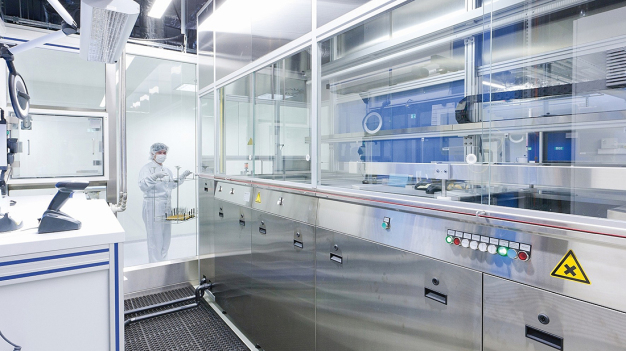 The final or ultra-fine cleaning of medical technology products usually takes place in a task-specific immersion cleaning system that can be integrated or connected to a clean room. (Source: Ecoclean / UCM)