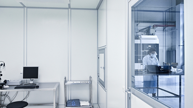 Technology centers equipped with clean rooms and analysis equipment enable cleaning tests to be carried out and evaluated under clean conditions. (Source: Ecoclean)