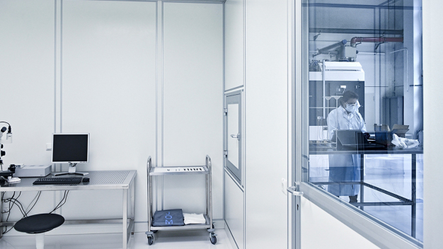 Für die Prozessentwicklung und Auslegung der teilespezifischen Behandlungsparameter stehen High Purity-Test Center mit Reinräumen und entsprechendem Analyseequipment zur Verfügung. (Bildquelle: Ecoclean) / High-purity test centers with cleanrooms and the appropriate analysis equipment are available for developing processes and determining part-specific cleaning parameters. (Photo credit: Ecoclean)