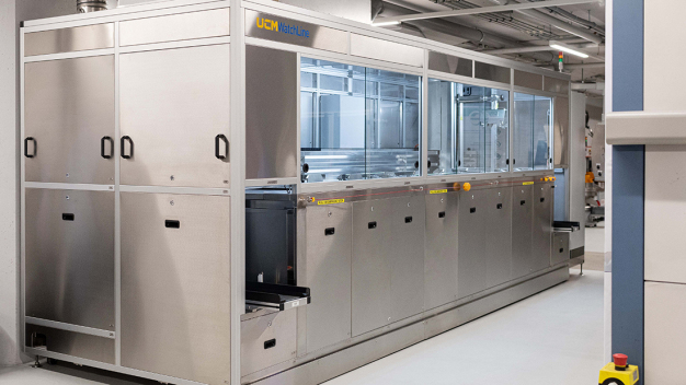 Die Ausstattung der Mehrbad-Ultraschallreinigungsanlage beinhaltet alle Verfahren und Technologien, die in der Uhrenindustrie und bei deren Zulieferern für eine effiziente, prozesssichere und ökologisch verträgliche Reinigung zum Einsatz kommen. (Bildquelle: Ecoclean GmbH)