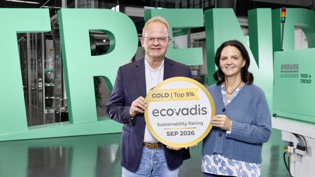 High sustainability standards met: The Managing Partners Juliane and Michael Hehl are proud of the fourth consecutive Ecovadis Gold award, which Arburg received in October 2026. (Photo: Arburg)