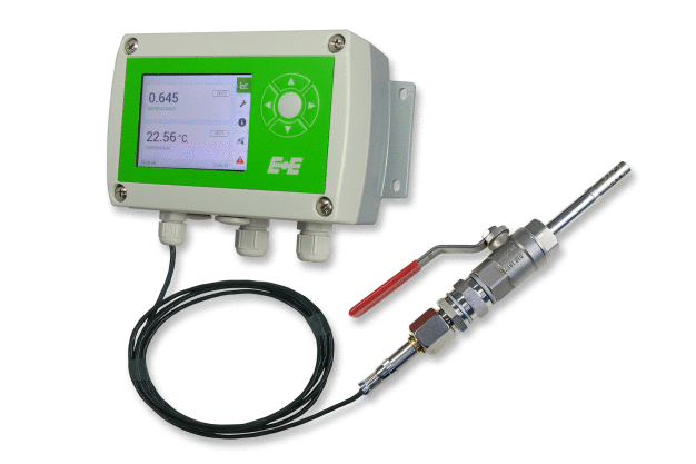 Abbildung 2: EE360 Feuchte in Öl Messumformer mit Kugelhahn-Montageset (Foto: E+E Elektronik Ges.m.b.H.) / Image 2: EE360 moisture in oil transmitter with ball valve mounting set (Photo: E+E Elektronik GmbH)