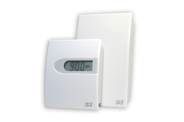 Abbildung 1: EE800 Innenraum-Messgerät für CO2, Feuchte und Temperatur. (Foto: E+E Elektronik GmbH) / Figure 1: EE800 room transmitter for CO2, humidity and temperature. (Photo: E+E Elektronik GmbH)