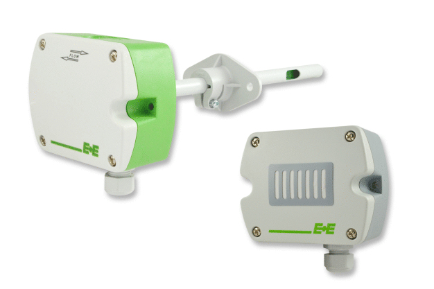 EE850 CO2- und Temperaturmessumformer (links) und EE820 CO2-Messumformer (rechts) von E+E Elektronik. (Foto: E+E Elektronik GmbH) / EE850 CO2 and temperature transmitter (left) and EE820 CO2 transmitter (right) from E+E Elektronik. (Photo: E+E Elektronik GmbH)