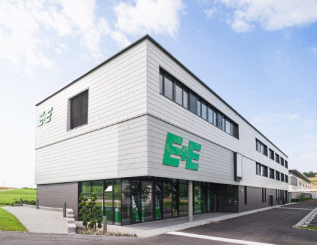 Abbildung 1: Der österreichische Sensorhersteller E+E Elektronik wurde erfolgreich nach IATF 16949 zertifiziert. (Foto: E+E Elektronik Ges.m.b.H.) / Image 1: The Austrian sensor manufacturer E+E Elektronik now also complies with IATF 16949. (Photo: E+E Elektronik GmbH)