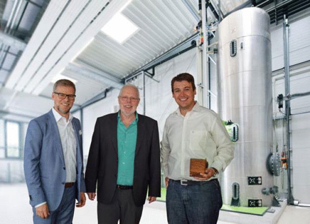 Stabübergabe beim Wasseraufbereitungsexperten EnviroFALK: 
Erhard Burggraf, technischer Geschäftsführer, übergibt nach nahezu 30 Jahren den symbolischen Staffelstab an seinen Nachfolger Lutz Bohmerich, rechts im Bild, der am 
1. Juni 2018 die technische Geschäftsführung übernommen hat. Im Bild links, Peter Leyendecker, kaufmännischer Geschäftsführer.