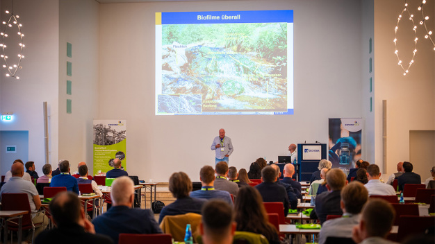 Con competenza, praticità e una dose di umorismo, il Prof. Dr. Hans-Curt Flemming ha entusiasmato i partecipanti dell'EnviroFALK Pharma Water Summit. La sua relazione ha evidenziato l'importanza di una comprensione approfondita dei processi microbiologici nel trattamento delle acque farmaceutiche.