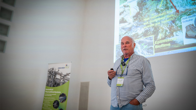 Prof. Dr. Hans-Curt Flemming, esperto di fama internazionale nella ricerca sui biofilm, ha mostrato nella sua relazione «La realtà microbiologica rimane decisiva», perché i collegamenti microbiologici continueranno a svolgere un ruolo centrale per il funzionamento sicuro e sostenibile dei sistemi idrici farmaceutici.