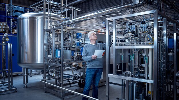 Ulrich Träger, dyrektor generalny EnviroFALK PharmaWaterSystems: „Przyszłość uzdatniania wody farmaceutycznej nie będzie kształtowana wyłącznie przez technologie. Kluczowe jest współdziałanie innowacji, wymagań regulacyjnych, praktycznego doświadczenia operacyjnego i osiągnięć naukowych. Nasz Pharma Water Summit tworzy ramy, w których te aspekty są ze sobą powiązane i rozwijane dalej“. (Prawa do zdjęcia: EnviroFALK)
