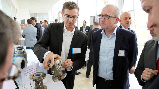 Austausch: Beim jährlichen Innovatorentreffen zeigen die Erfinderinnen und Erfinder von Endress+Hauser ihre Entwicklungen (Archivbild von 2017). / Exchange: At the annual Innovators’ Meeting the inventors of the Endress+Hauser Group show their developments (archive picture from 2017).