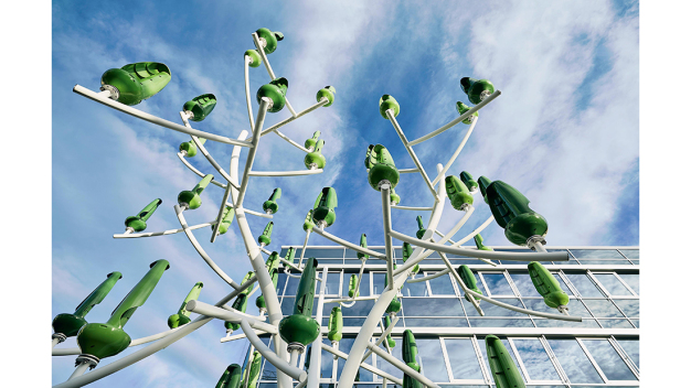 Bei Endress+Hauser in Gerlingen erzeugt ein „Windbaum“ mit Mini-Turbinen grüne Energie. / At Endress+Hauser in Gerlingen, Germany, a ‘wind tree’ with tiny turbines generates green energy.