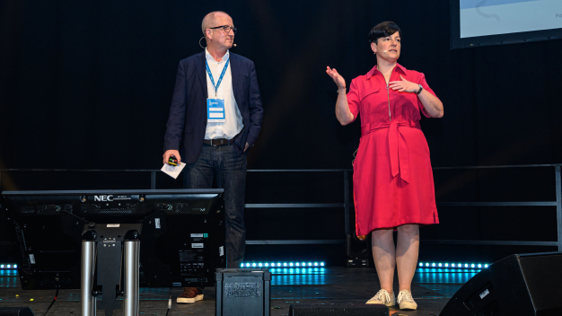 Dr. Christine Koslowski und Dr. Andreas Mayr führten durch das Programm und ehrten die diesjährigen Gewinner. / Dr Christine Koslowski and Dr Andreas Mayr led the program and honored this year’s winners.