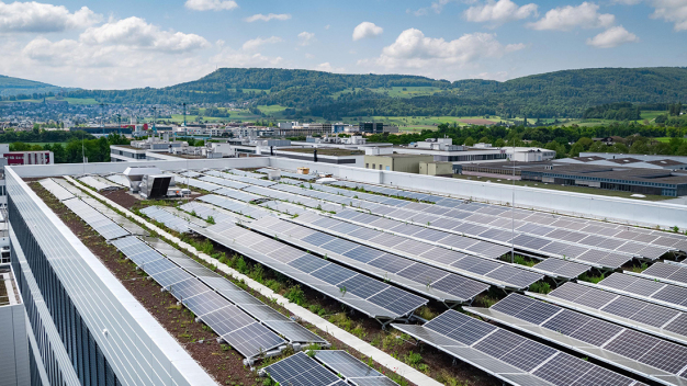 Photovoltaikanlagen auf den Dächern vieler unserer Gebäude erzeugen Solarenergie. / Photovoltaic systems on the roofs of many of our buildings generate solar energy. 