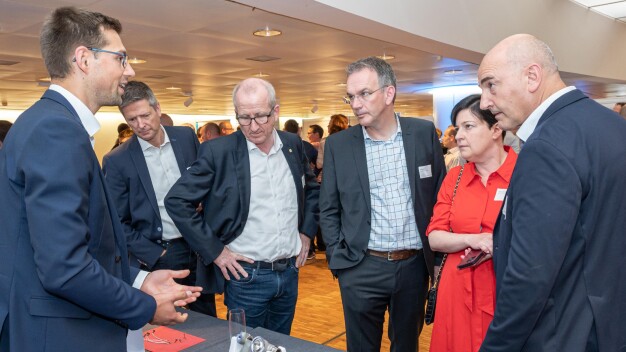 Beim jährlichen Innovatorentreffen zeigen die Erfinderinnen und Erfinder der Endress+Hauser Gruppe ihre Entwicklungen. / The Endress+Hauser Group’s inventors present their developments at the annual Innovators’ Meeting.  