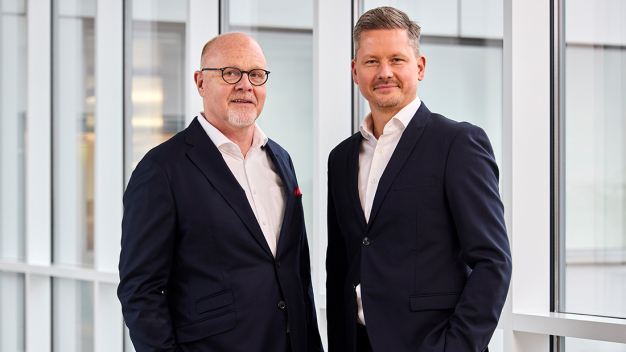 Oliver Blum tritt am 1. Januar 2025 die Nachfolge von Pieter de Koning als Geschäftsführer von Endress+Hauser InfoServe, dem globalen IT-Dienstleister der Gruppe, an. / Oliver Blum succeeds Pieter de Koning as Managing Director of Endress+Hauser InfoServe, the group's global IT service provider, as of 1 January 2025.