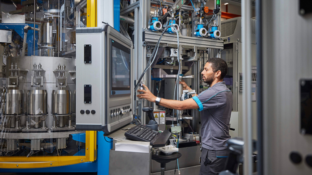 Ein Mitarbeiter von Endress+Hauser Flow in Reinach, Schweiz, bedient eine Kalibrieranlage. / An employee of Endress+Hauser Flow in Reinach, Switzerland, operates a calibration facility. Ein Mitarbeiter von Endress+Hauser Flow in Reinach, Schweiz, bedient eine Kalibrieranlage. / An employee of Endress+Hauser Flow in Reinach, Switzerland, operates a calibration facility.