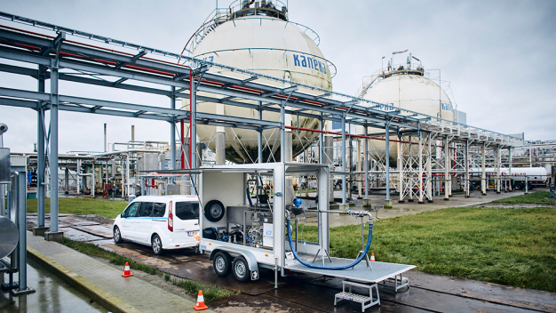 Das globale Kalibriernetzwerk der Endress+Hauser Gruppe umfasst mehr als 50 mobile Durchflussanlagen. / The global calibration network of the Endress+Hauser Group includes more than 50 mobile flow calibration rigs. Das globale Kalibriernetzwerk der Endress+Hauser Gruppe umfasst mehr als 50 mobile Durchflussanlagen. / The global calibration network of the Endress+Hauser Group includes more than 50 mobile flow calibration rigs.