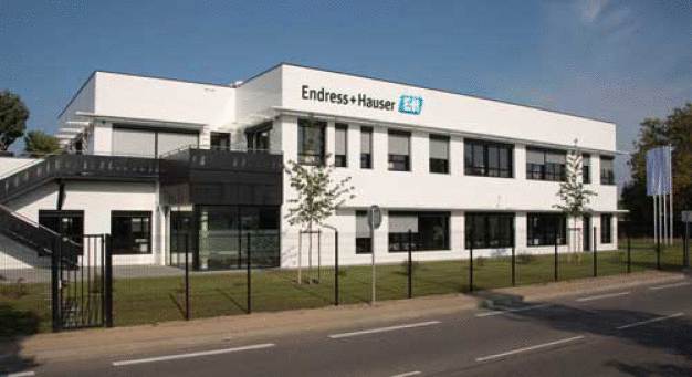 Enge Zusammenarbeit: Endress+Hauser und das auf hochmoderne Analysatoren spezialisierte Tochterunternehmen Kaiser Optical Systems beziehen in Lyon einen Neubau. / Close cooperation: Endress+Hauser, and its subsidiary Kaiser Optical Systems, a specialist in state-of-the-art analyzers, move into a new facility in Lyon. 