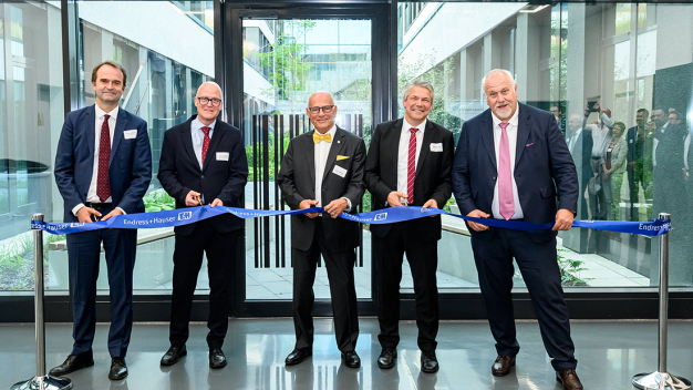 Endress+Hauser hat seinen neuen Standort im Freiburger Innovationszentrum FRIZ eingeweiht. Dort bündelt die Firmengruppe verschiedene Forschungs- und Entwicklungsaktivitäten. Im Bild (von links): Dr. Mirko Lehmann (Geschäftsführer Endress+Hauser Flow), Hans-Jürgen Huber (Geschäftsführer Endress+Hauser Digital Solutions Deutschland), Dr. h. c. Klaus Endress (Verwaltungsratspräsident der Endress+Hauser Gruppe), Stefan Breiter (Finanzbürgermeister der Stadt Freiburg) sowie Matthias Altendorf (CEO der Endress+Hauser Gruppe). / Endress+Hauser inaugurated its new site at the Freiburg Innovation Center FRIZ. The Group bundles various research and development activities there. Pictured (from left): Dr Mirko Lehmann (Managing Director Endress+Hauser Flow), Hans-Jürgen Huber (Managing Director Endress+Hauser Digital Solutions Germany), Dr Klaus Endress (Supervisory Board President of the Endress+Hauser Group), Stefan Breiter (Mayor of Finances of the city of Freiburg) and Matthias Altendorf (CEO of the Endress+Hauser Group).