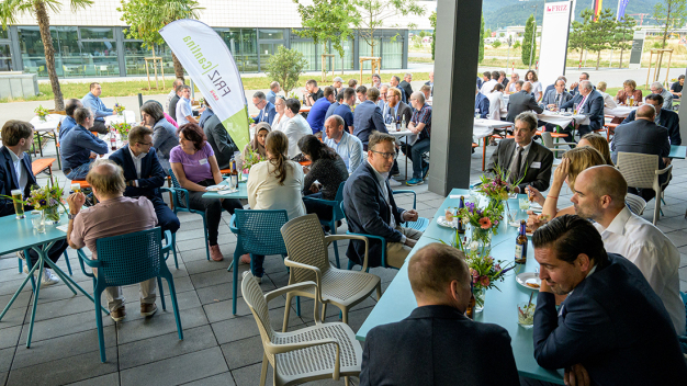 Endress+Hauser feierte die Einweihung des neuen Freiburger Innovations-Clusters mit Gästen und Mitarbeitenden. Eine Sommerparty in lockerer Atmosphäre rundete den Anlass ab. / Endress+Hauser celebrated the inauguration of the new innovation cluster in Freiburg, Germany, with guests and employees. A summer party in a relaxed atmosphere rounded off the event.