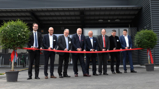 Feierliche Einweihung: Mirko Lehmann (CEO Innovative Sensor Technology IST AG), Peter Anderegg (CFO Innovative Sensor Technology IST AG), Christian Spoerlé (Gemeindepräsident Ebnat-Kappel), Matthias Altendorf (CEO Endress+Hauser Gruppe), Klaus Endress (Verwaltungsratspräsident Endress+Hauser Gruppe), Bruno Damann (Regierungsrat Kanton St. Gallen), Philipp Buchs (Architekt) und Jörn Lützen (COO Innovative Sensor Technology IST AG) eröffnen den Erweiterungsbau der Innovative Sensor Technology IST AG. / Dedication ceremony: Mirko Lehmann (CEO Innovative Sensor Technology IST AG), Peter Anderegg (CFO Innovative Sensor Technology IST AG), Christian Spoerlé (President of the commune of Ebnat-Kappel), Matthias Altendorf (CEO Endress+Hauser Group), Klaus Endress (Supervisory Board President Endress+Hauser Group), Bruno Damann (St Gallen State Councilor), Philipp Buchs (architect) and Jörn Lützen (COO Innovative Sensor Technology IST AG) officially open the expansion of the facilities of Innovative Sensor Technology IST AG.  