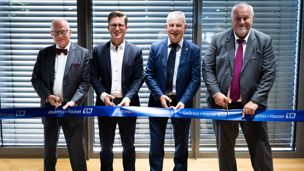 Von links nach rechts: Dr. h. c. Klaus Endress (Präsident des Verwaltungsrats), Dirk Oestringer (Bürgermeister Gerlingen), Dr. Manfred Jagiella (Geschäftsführer von Endress+Hauser Liquid Analysis und Mitglied des Executive Boards der Endress+Hauser Gruppe) und Matthias Altendorf (CEO der Endress+Hauser Gruppe) beim Durchschneiden des Bandes im neuen Bürogebäude in Gerlingen. / From left to right: Dr. h. c. Klaus Endress (President of the Supervisory Board), Dirk Oestringer (Mayor Gerlingen), Dr. Manfred Jagiella (Managing Director of Endress+Hauser Liquid Analysis and member of the Executive Board) and Matthias Altendorf (CEO of the Endress+Hauser Group) cut the ribbon in the new office building in Gerlingen.