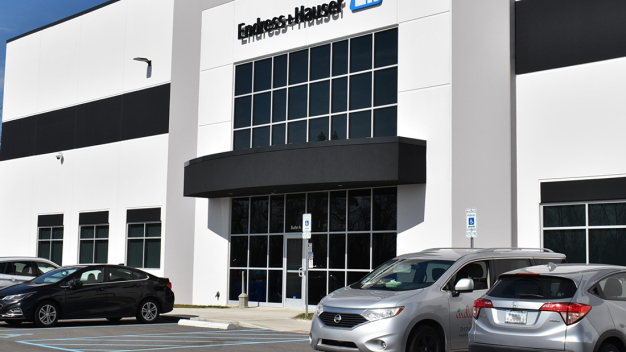 Endress+Hauser hat ein neues regionales Logistik-Hub in Indianapolis im US-Bundesstaat Indiana eröffnet. / Endress+Hauser has opened a new regional logistics hub in Indianapolis, IN. 