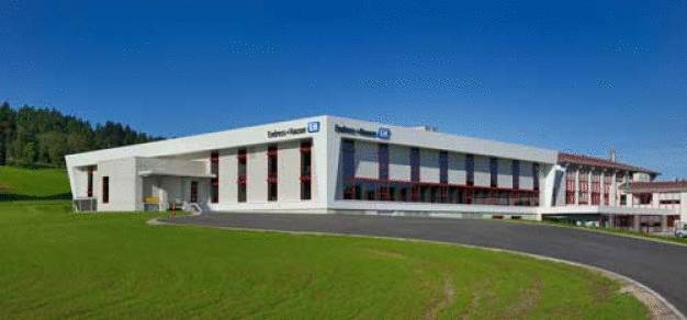 Endress+Hauser hat in Nesselwang im Allgäu eine neue Produktionshalle eingeweiht. Über 10 Millionen Euro wurden dafür investiert. / Endress+Hauser dedicated a new production facility in Nesselwang, Germany, after investing more than 10 million euros in the expansion.