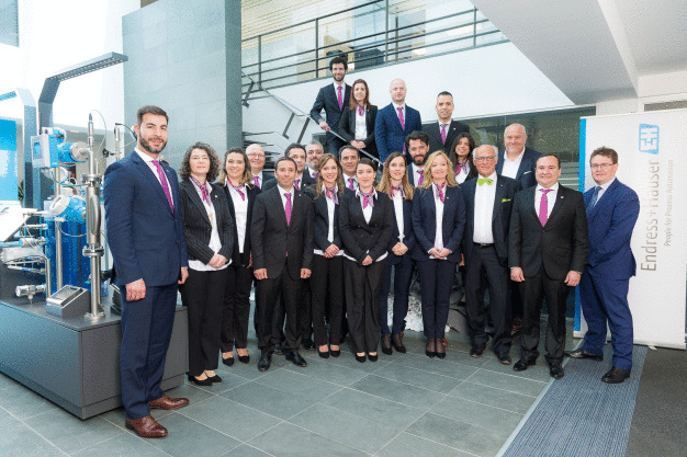 Das Team von Endress+Hauser Portugal in der Eingangshalle des neuen Gebäudes. / The team of Endress+Hauser’s sales center in Portugal in the entrance hall of the new building.