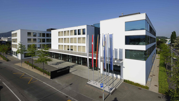 Moderner Firmensitz: Die Schweizer Vertriebsgesellschaft teilt sich heute mit verschiedenen anderen Gruppengesellschaften das „Sternenhof“-Gebäude in Reinach. / Modern headquarters: today Endress+Hauser Switzerland shares the “Sternenhof” building in Reinach with various other Group companies.