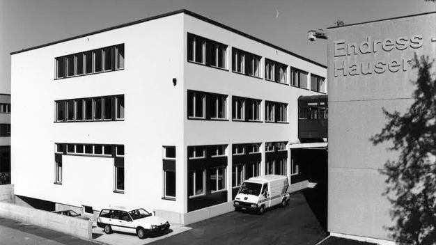 60 Jahre Endress+Hauser Schweiz: Das erste Domizil der Vertriebsgesellschaft war an der Sternenhofstrasse 21 in Reinach. / Endress+Hauser Switzerland turns 60: the first sales center was located at Sternenhofstrasse 21 in Reinach. 