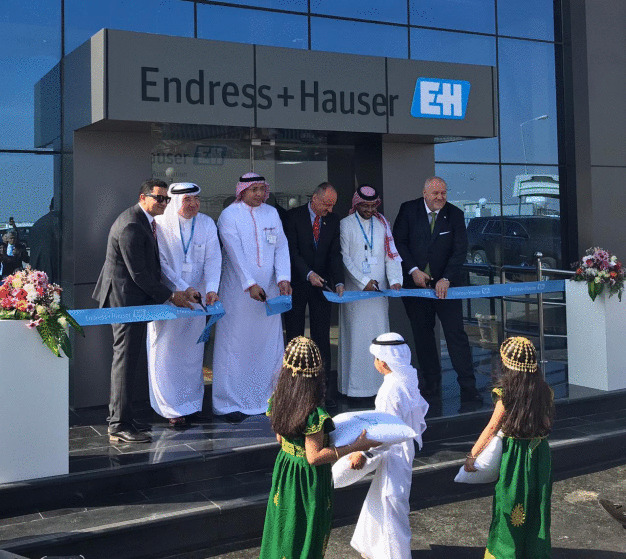 Feierliche Eröffnung in Saudi-Arabien: Endress+Hauser weiht das neue Kalibrier- und Schulungszentrum in Jubail ein. / Dedication ceremony in Saudi Arabia: Endress+Hauser inaugurates the new calibration and training center in Jubail.