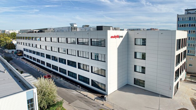 La nouvelle construction d'Analytik Jena à Jena couvre environ 19 000 mètres carrés et comprend des espaces de production, d'entreposage, de développement, de laboratoire et de bureaux.