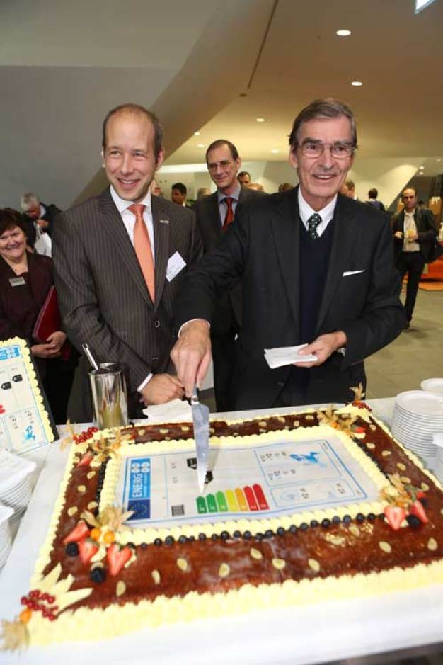 Ochsner und Nowak schneiden den Energielabel-Kuchen an / Ochsner and Nowak cut the Energylabel Cake
