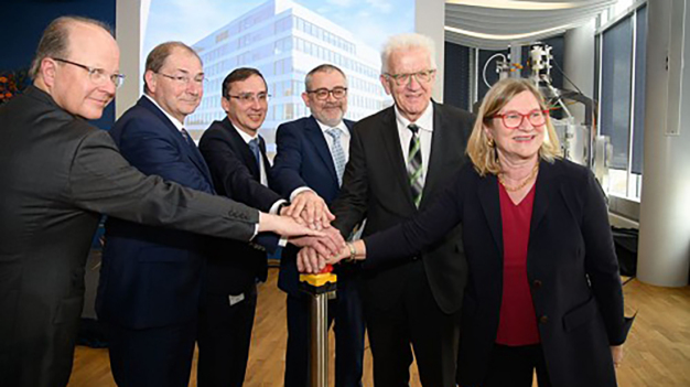 v.l. Hubertus von Baumbach, Dr. Michel Pairet, Michael Schmelmer, Dr. Ralf Schumacher, Ministerpräsident Winfried Kretschmann, Dr. Sabine Nikolaus weihen das BDC ein