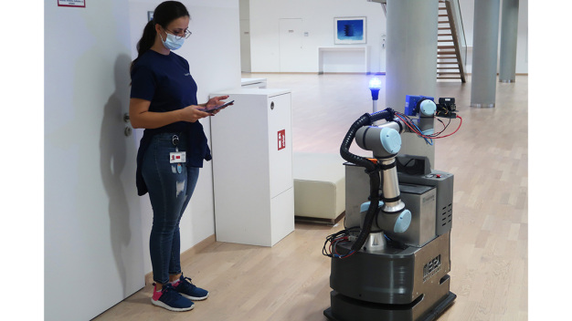 Während der Praxistests konnten Reinigungskräfte den Roboter über ein Tablet einlernen. © Fraunhofer IMW/Foto: Agnes Vosen / During the practical tests, members of the cleaning staff could program the robot using a tablet. © Fraunhofer IMW/Photo: Agnes Vosen