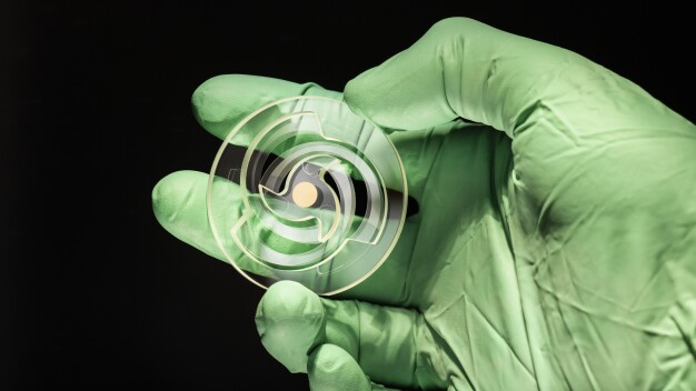 Forschende aus Jena haben für die Schwingungssensoren das Einstein-Teleskop hochempfindliche Resonatoren erstmals komplett aus Glas hergestellt. © Fraunhofer IOF / Researchers from Jena have manufactured highly sensitive resonators made entirely of glass for the vibration sensors of the Einstein Telescope. © Fraunhofer IOF
