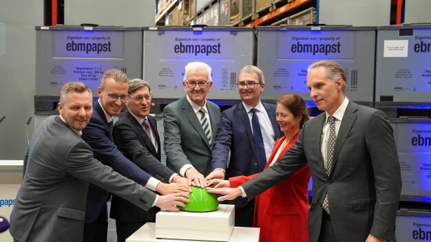 Philipp Handschuh (Director HighSpeed), Tomas Smetana (CTO), Klaus Geißdörfer (CEO), Winfried Kretschmann (Ministerpräsident BW), Ralf Sturm (Gesellschafter ebm-papst), Chloe McCracken (Gesellschafterin ebm-papst) und Jan Philippiak (Gesellschafter ebm-papst) eröffnen das HighSpeed-Technikum von ebm-papst. (Bild: ebm-papst)