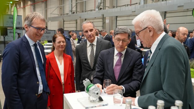 Ralf Sturm, Chloe McCracken, Jan Philippiak, Klaus Geißdörfer und Winfried Kretschmann begutachten den neuen ölfreien Turboverdichter von ebm-papst. (Bild: ebm-papst)