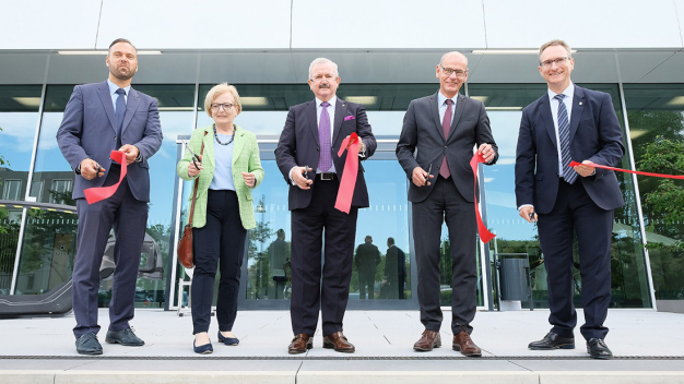 Einweihung des neuen Büro- und Laborgebäudes des Fraunhofer IAP am Standort Wildau. v.l.: Prof. Holger Seidlitz, Fraunhofer IAP / Leiter Forschungsbereich PYCO; Prof. Ulrike Tippe Präsidentin TH Wildau; Prof. Reimund Neugebauer, Präsident der Fraunhofer-Gesellschaft; Steffen Weber, Staatssekretär MWFK Brandenburg; Prof. Alexander Böker, Leiter Fraunhofer IAP. © Fraunhofer IAP, Foto: Till Budde